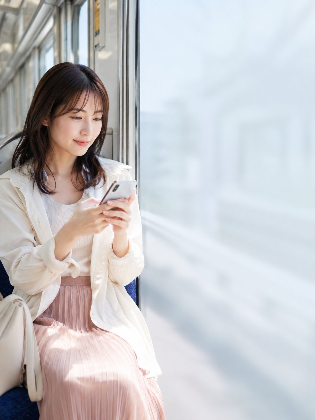 すき間時間にスマホを見ている様子